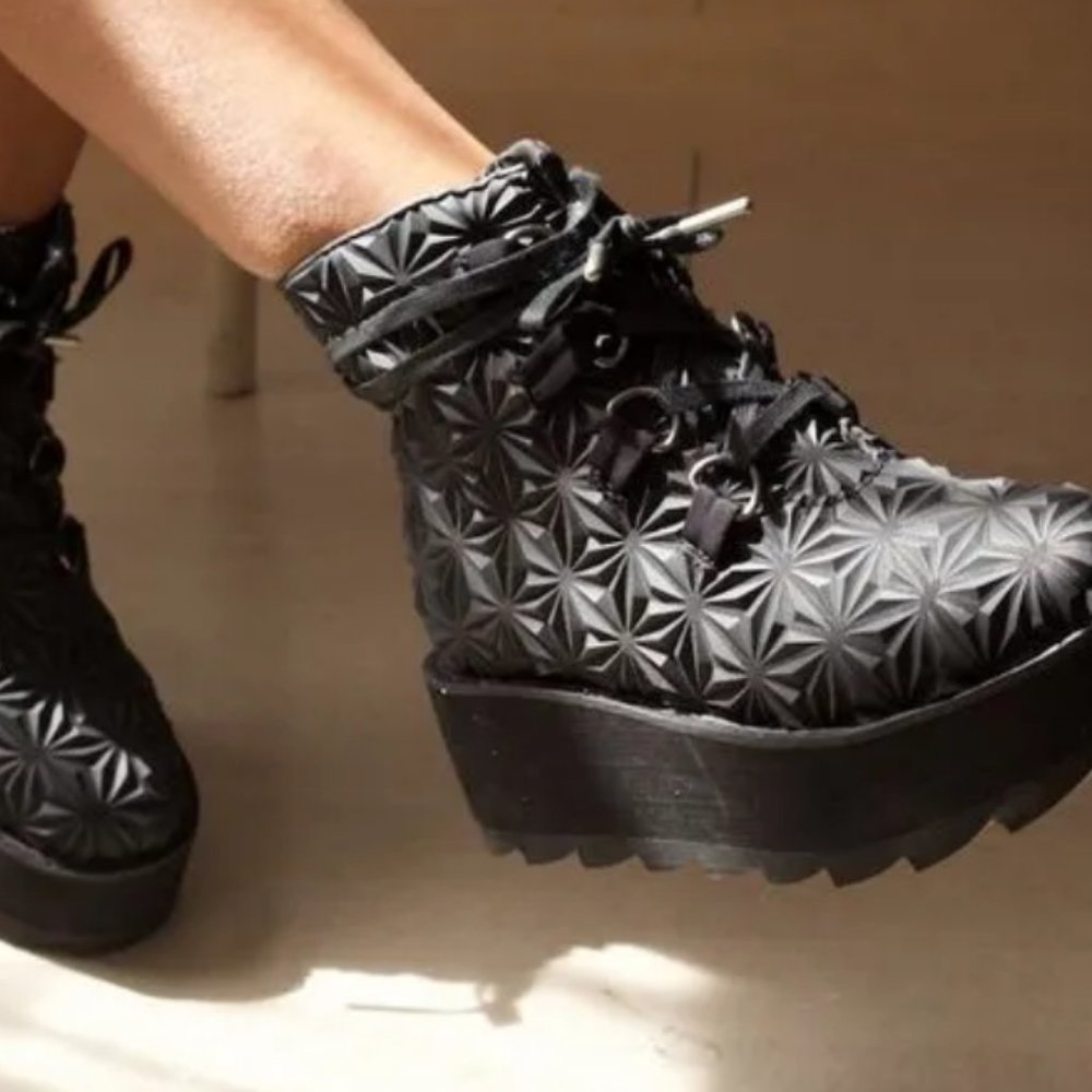 YRU 4D Aspen Platform Boot - Size 11 - Black Geometric Rubber Upper